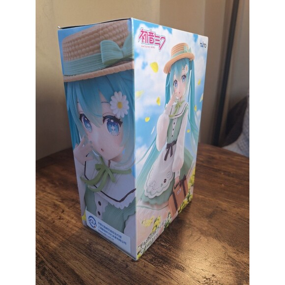 HATSUNE MIKU Fashion Country version figure NIB (US SELLER) - Picture 4 of 4